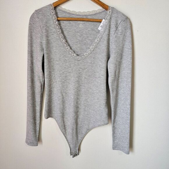 NWT AMERICAN EAGLE OUTFITTERS LIGHT GREY V NECK LACED LONGSLEEVES BODYSUIT L - Picture 1 of 13